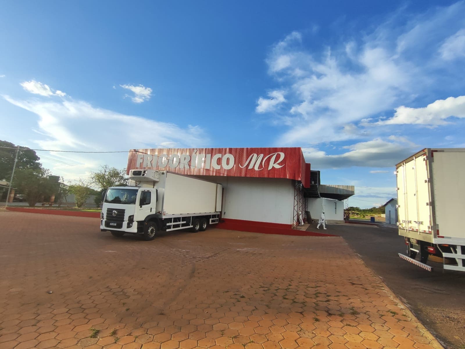 Fachada do Frigorífico MR com letreiro da marca